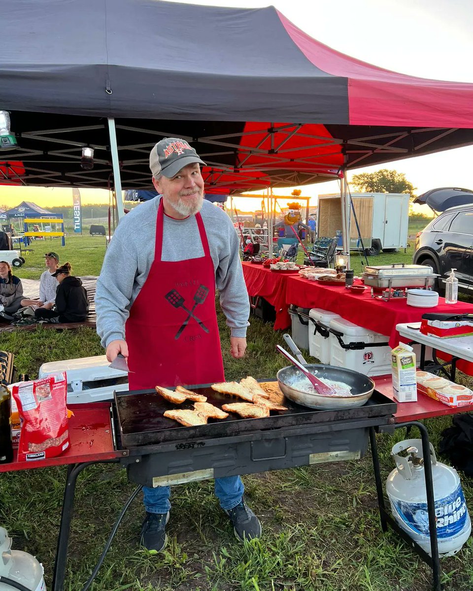 ParatiRowing's tweet photo. Parati athletes (and parents) travel on their stomachs. A special thanks to all our volunteers and especially the cooking crew. https://t.co/LKqTZmlHgJ