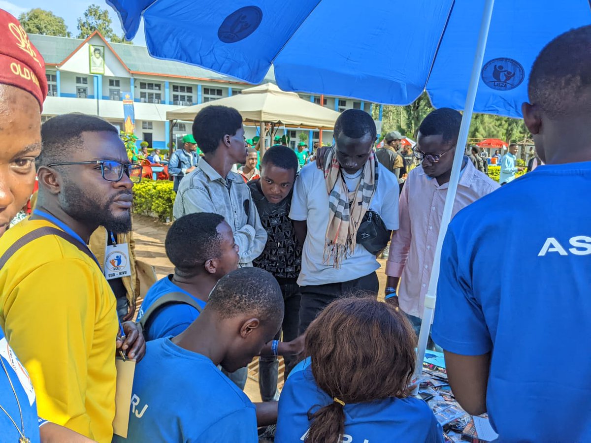 Asrjrdcongo's tweet photo. Que contient le chatbot nurse nisa ? Comment ça fonctionne ? Est-ce sécurisé ? Y a-t-il des risques à l'utiliser ? Quelles catégories des personnes peuvent l'utiliser ? Les membres de ASRJ sur terrain répondent aux nouveaux étudiants de l'université officielle de Bukavu. https://t.co/vqcOL1pqhn