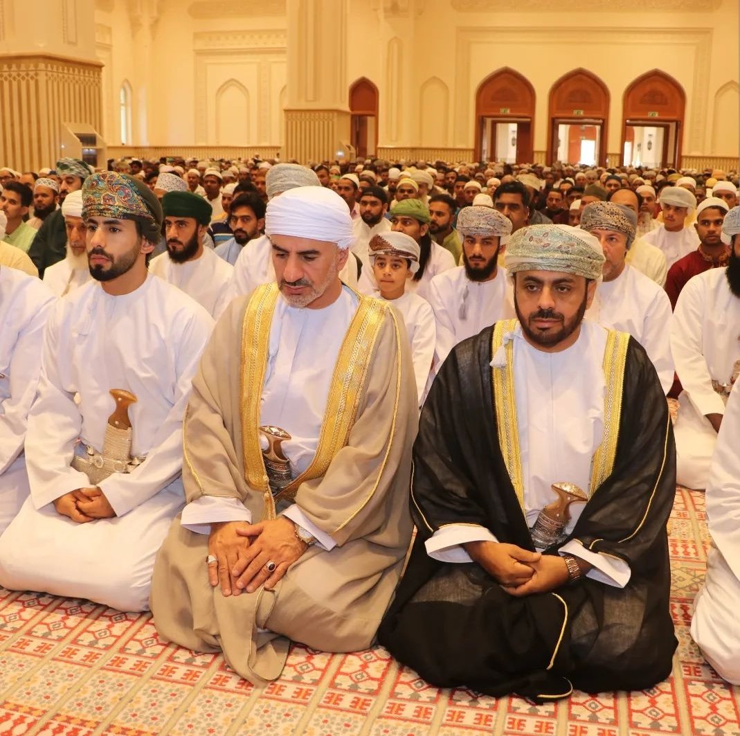 alrawahi_940's tweet photo. جانب من صلاة عيد الفطر المبارك بجامع السلطان قابوس بسمائل بحضور سعادة الشيخ سلطان بن علي النعيمي والي سمائل https://t.co/UoS5Iv0Ce9