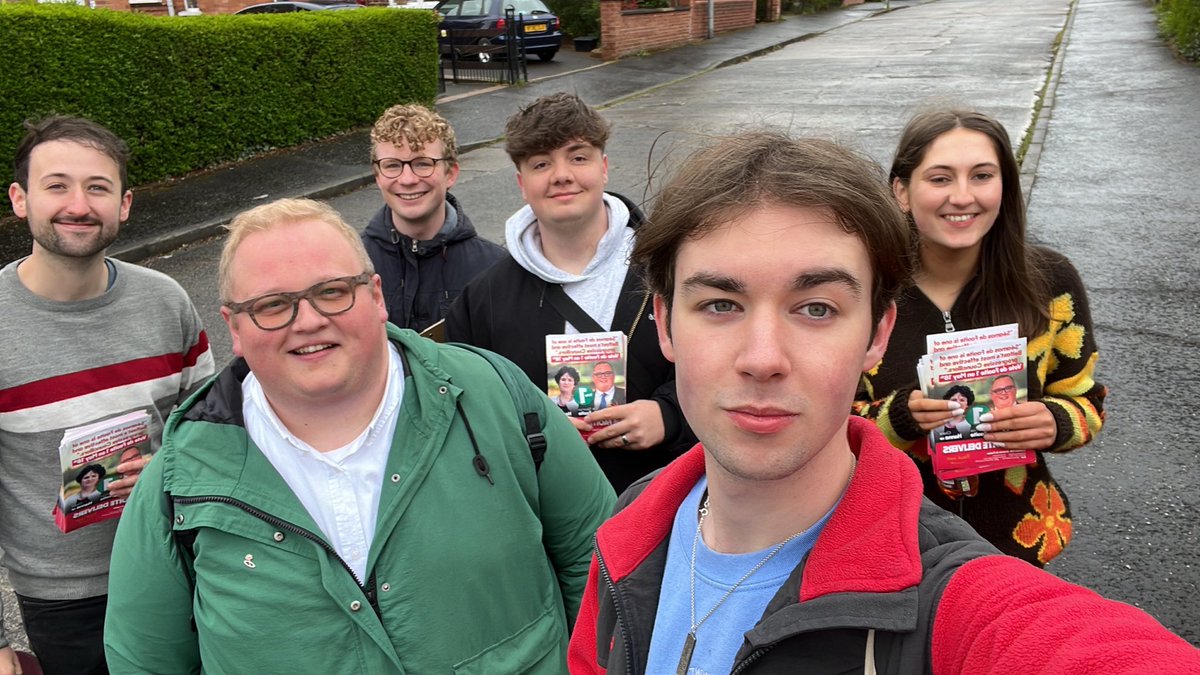 Out in Rosetta with Cllr. Séamas de Faoite this morning! 🌹

Turning Rosetta Red with SDLP Youth activists #ChangeCantWait 🕊️