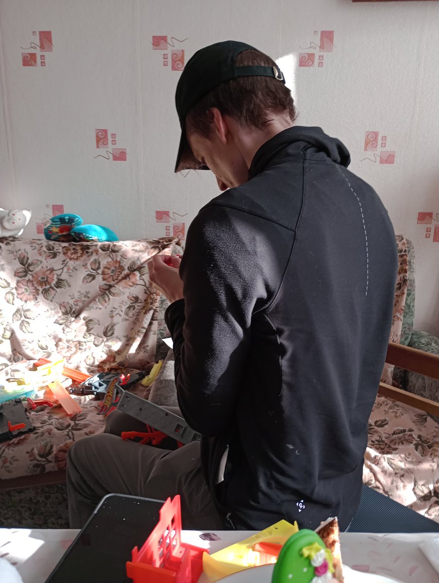 OnTheFrontUA's tweet photo. Not just a volunteer @UAWW2022 is also a builder. 💪💙💛

Thank you donors and friends, you have made one family and a 4 year old boy in #Kharkiv very happy. 🫂💋

#StandWithUkraine https://t.co/9VmfUDejo1