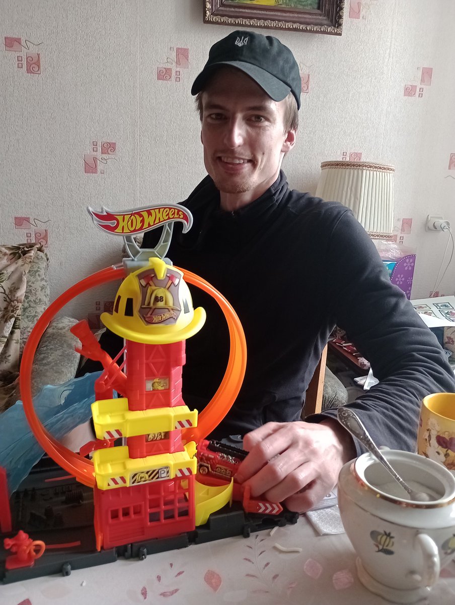 OnTheFrontUA's tweet photo. Not just a volunteer @UAWW2022 is also a builder. 💪💙💛

Thank you donors and friends, you have made one family and a 4 year old boy in #Kharkiv very happy. 🫂💋

#StandWithUkraine https://t.co/9VmfUDejo1