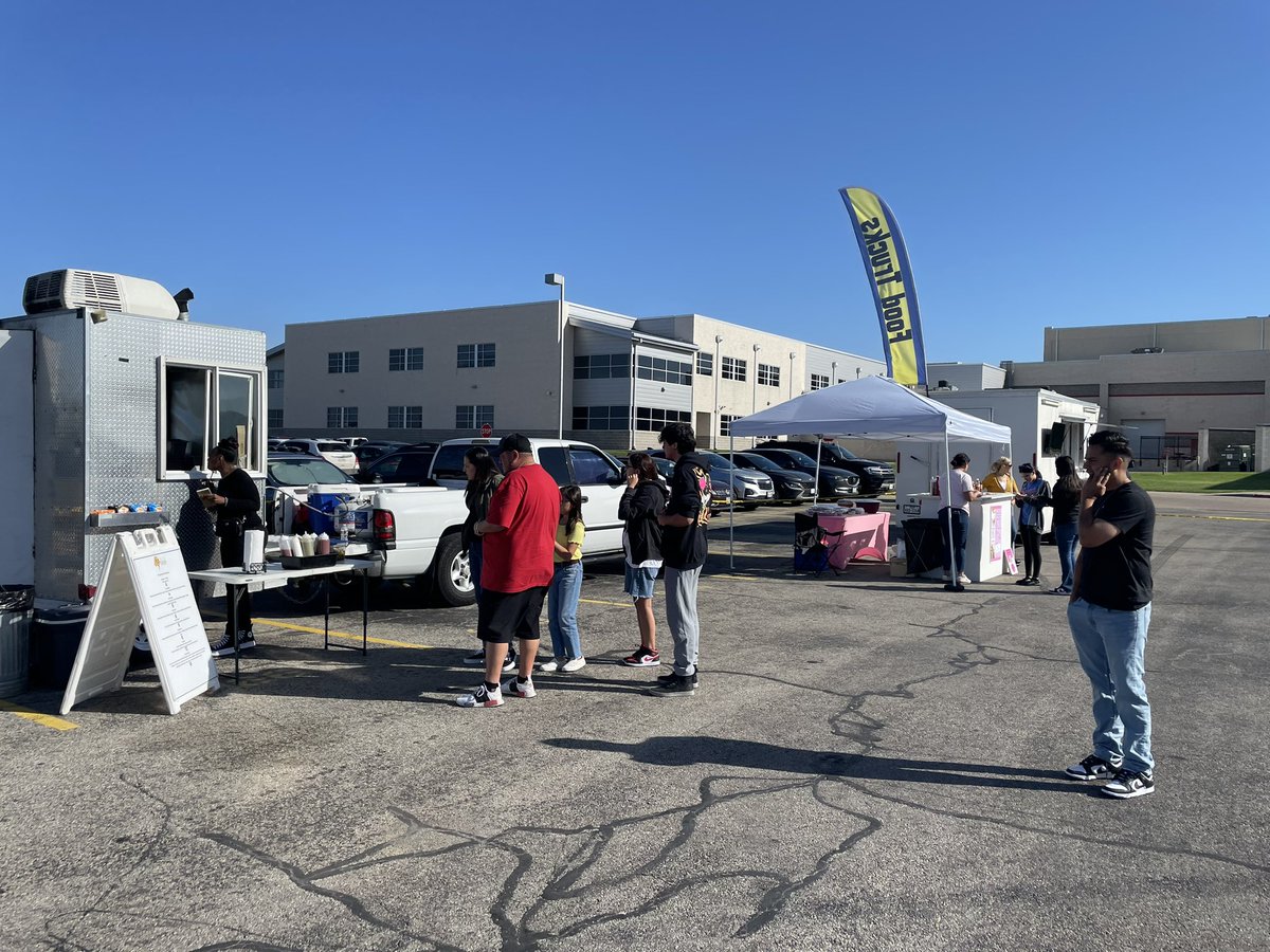 DV Arts Fest is in full swing! C’mon out and enjoy great performances, food trucks, and activities for the family!