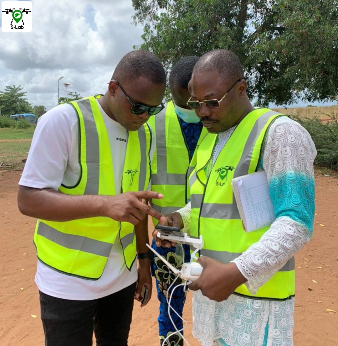 CabinetSlab's tweet photo. FORMATION EN PRISE DE VUE ET CARTOGRAPHIE PAR DRONE AU CABINET S-LAB CE 22/04/23.

Qu'attendez-vous pour nous rejoindre ? 

#CabinetSLab #Drone #Cartographie https://t.co/pwhOFpkGJD