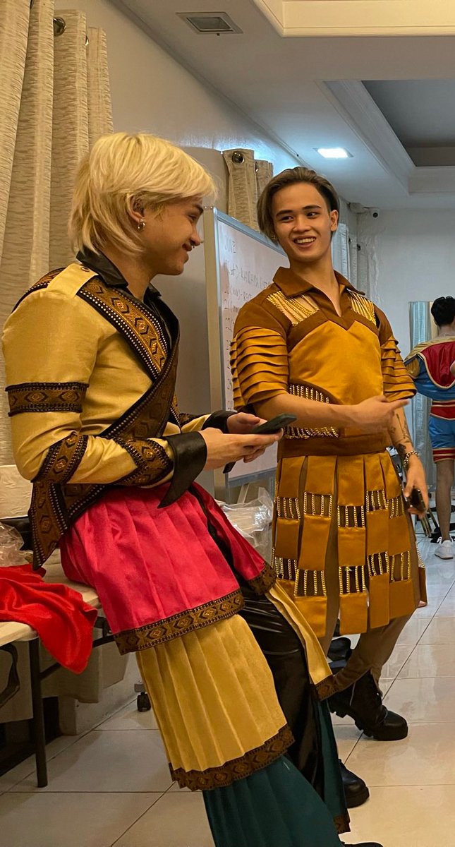 rawrreeeee's tweet photo. Bayang magiliw
#FerLas ng silanganan...
Miss ko na talaga interaction nitong dalwang to 🥲 (sana may collab with Valfer sa new album.) https://t.co/k2OWy7jH37