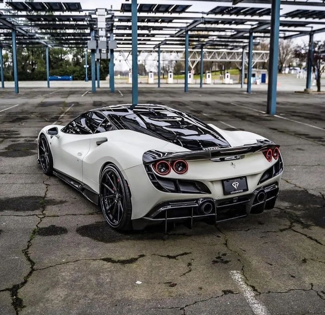 DailyFerrariTM's tweet photo. They won't come any better 😍 https://t.co/fDcu8AyK52