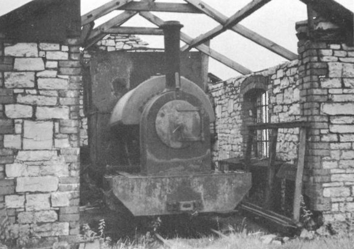 VoughtSikorsky's tweet photo. Built in 1904 for the 2ft 3in Penwyllt Silica Brick Co. Ltd, Tattoo W/N 859 Gwendolen worked the quarries atop their incline until closure in 1939. Sought by the Talyllyn for spares, it wrecked itself attempting to be brought down the incline &amp; was scrapped onsite in May 1954. https://t.co/GqD28klPMZ