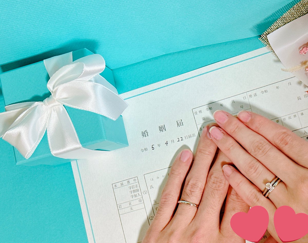 erikaaa24's tweet photo. 私ごとですが本日2023年4月22日、婚姻届を提出しました。

ピコーツ婚、実現しました。
これからも夫婦でライブ参戦するのでたくさん遊んでください⋆⸜🌷⸝‍⋆ https://t.co/YTdvHvcAFU