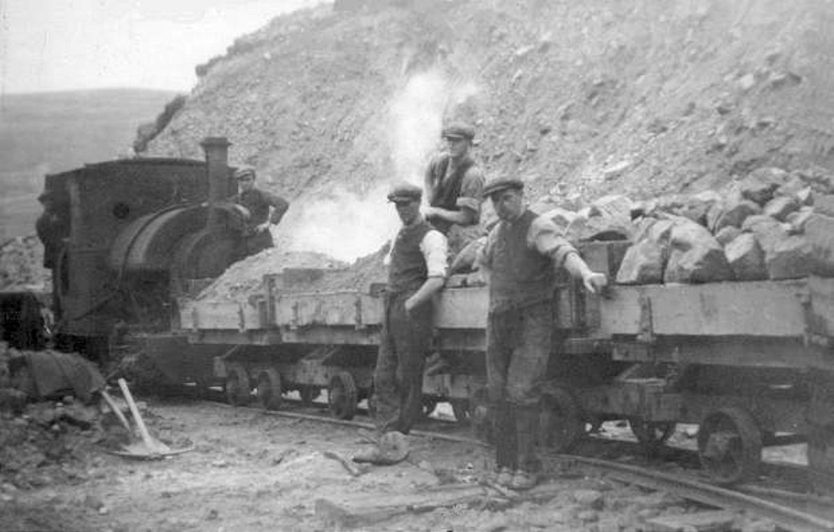 VoughtSikorsky's tweet photo. Built in 1904 for the 2ft 3in Penwyllt Silica Brick Co. Ltd, Tattoo W/N 859 Gwendolen worked the quarries atop their incline until closure in 1939. Sought by the Talyllyn for spares, it wrecked itself attempting to be brought down the incline &amp; was scrapped onsite in May 1954. https://t.co/GqD28klPMZ