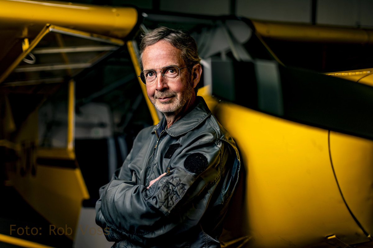 FotoRobVoss's tweet photo. Portret voor de Z bijlage van @De_Stentor 

Hans Swellengrebel, de piloot die op 25 juni 2021 met kunst en vliegwerk een Cessna goed wist te landen nadat de motor er mee ophield en daarmee vele slachtoffers wist te voorkomen. @TAX1210 
#portretfotografie @dpgmedia_nl #teuge https://t.co/EWtvrWUJci