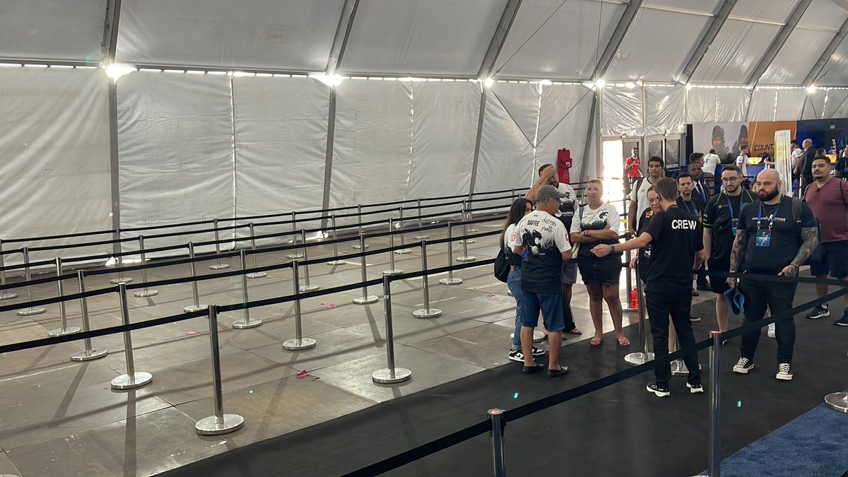 capiau03's tweet photo. @FURIA @eslbrasil Essa parte tava com 50 pessoas, todo mundo dispensado, segundo organização por vocês @FURIA https://t.co/5gRF1rIGxA