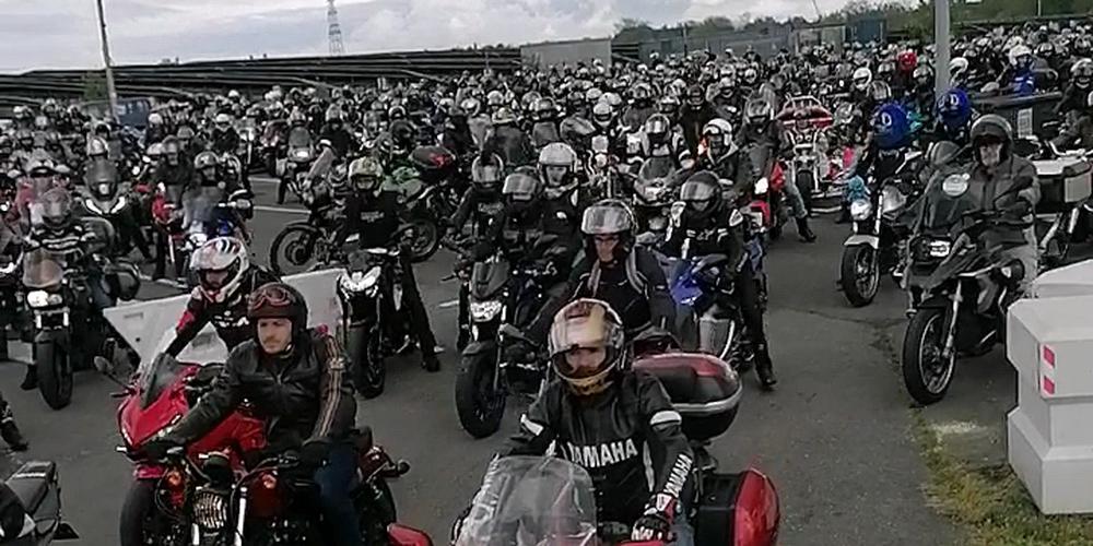 SO_Bordeaux's tweet photo. Motards en colère : à Bordeaux, près de 2000 motos défilent jusqu’à la préfecture
https://t.co/oDovDUHdih https://t.co/oFaEAhhm0Q