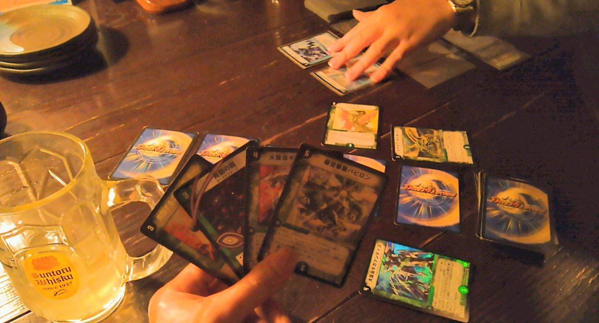 前の会社の先輩とお酒を飲み交わして業界の話に華咲かせつつ、カードゲームを楽しむ夜🍸 