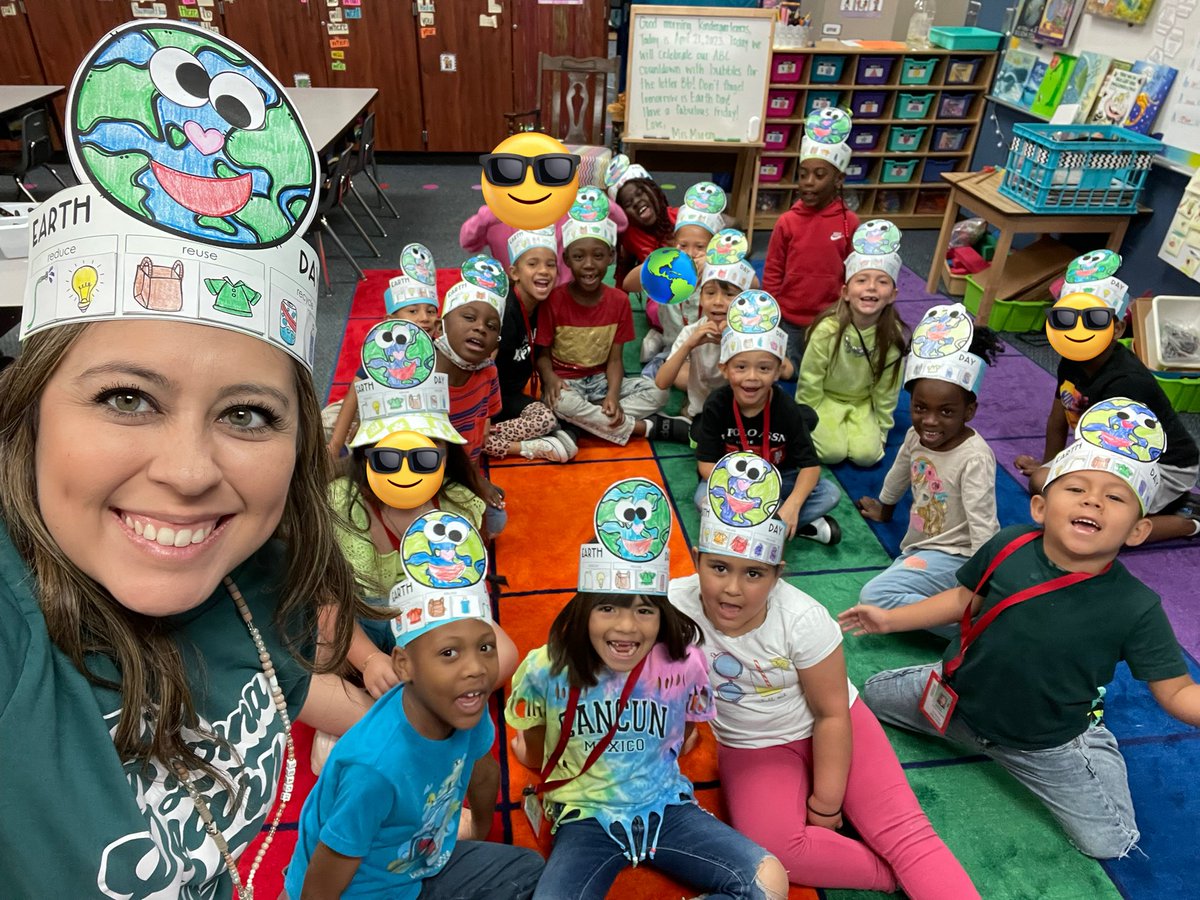 MrsLizzyMoreno's tweet photo. Happy EARTH Day!! 🌎we learned all about how we can help our beautiful earth this week 💚💙 #Kindergarten #MRobPRIDE @MRobinsonElem https://t.co/uS30BYzNGX