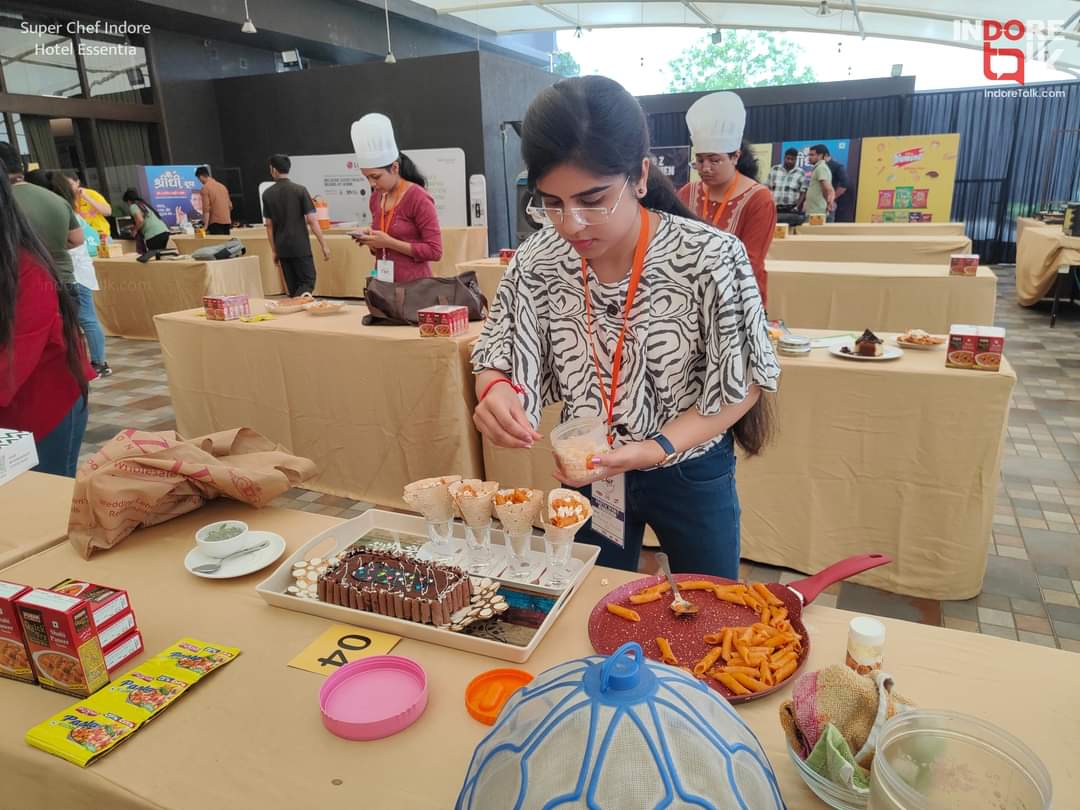 IndoreTalk's tweet photo. #EventTalk: सुपर शेफ इंदौर, कुकिंग के शौकीन इंदौरियों के लिए रोटरी इंदौर प्रोफेशनल्स क्लब की एक अनूठी पहल है।
22 और 23 अप्रैल को सुपर शेफ इंदौर के ऑडिशन राउंड होटल एसेंशिया में हो रहें हैं, जिसमें सभी प्रतिभागी घर से बना कर डिश लेकर आएंगे। https://t.co/dw0uZpm1Qh