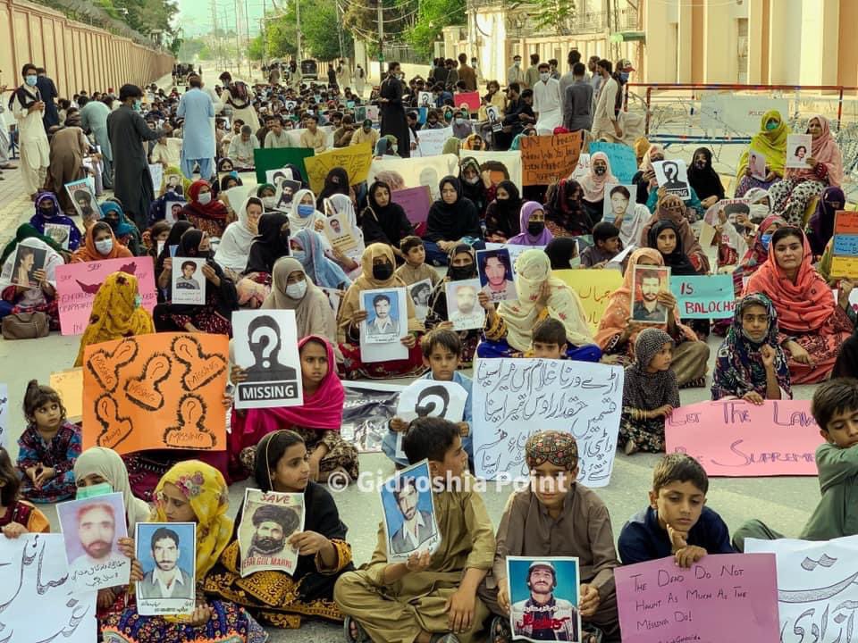 SammiBaluch's tweet photo. دنیا بھر کے مسلمان عید کے پرُمسرت موقع پر اپنے تمام اہلخانہ کے ساتھ خوشیاں مناتے ہیں لیکن ایسی عیدیں ہمیں مزید غمزدہ کرکے ہماری ماؤں کی آنکھوں کو مزید نم کرتی ہیں۔
خوشیاں اور عیدیں بھی صرف طاقتور لوگوں کیلئے ہوتی ہیں ہم مظلوم لوگوں کیلئے عیدیں غم و اذیت و سوگ لاتی ہیں۔ https://t.co/fCUe4UdeX5