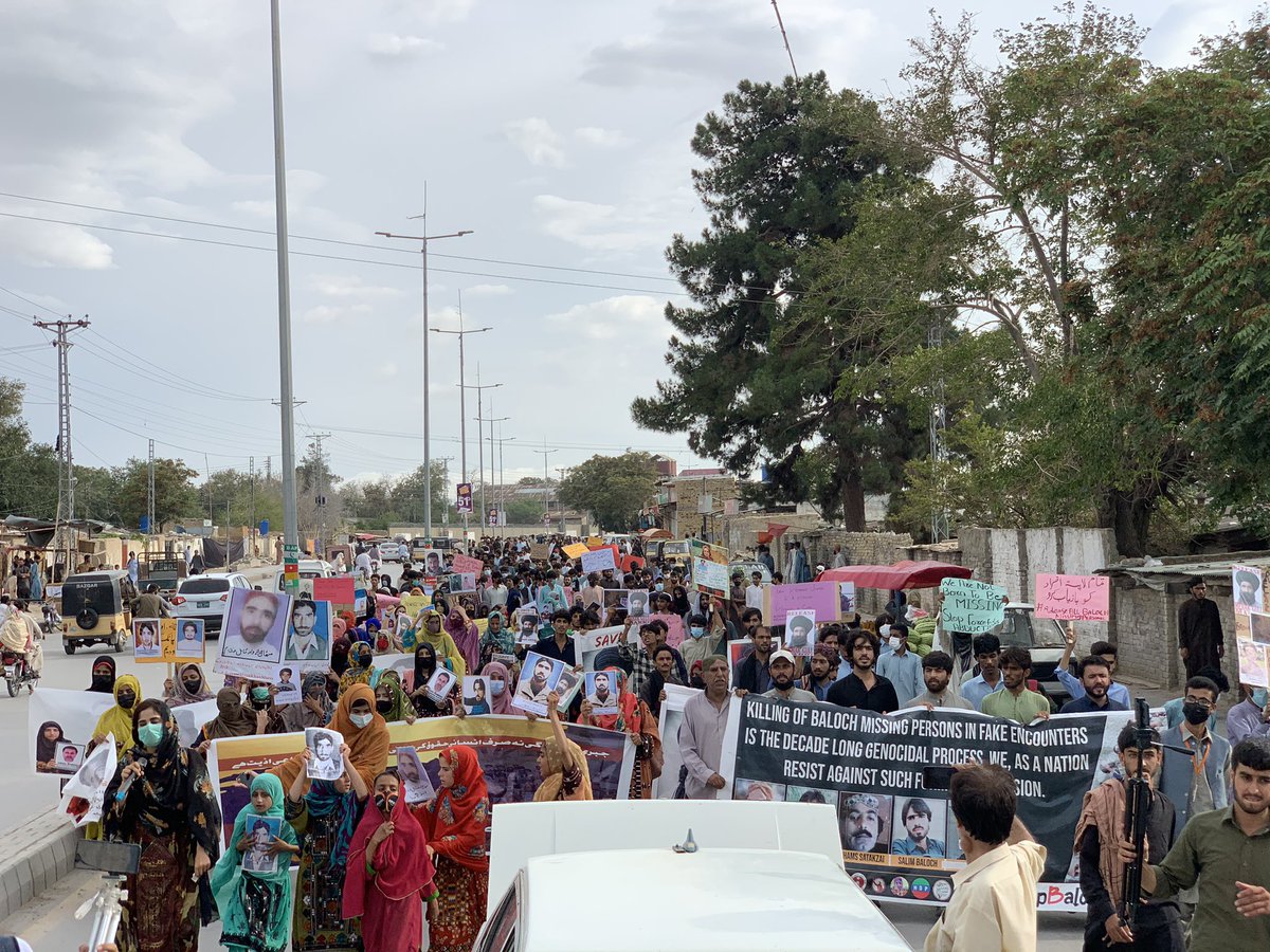 SammiBaluch's tweet photo. دنیا بھر کے مسلمان عید کے پرُمسرت موقع پر اپنے تمام اہلخانہ کے ساتھ خوشیاں مناتے ہیں لیکن ایسی عیدیں ہمیں مزید غمزدہ کرکے ہماری ماؤں کی آنکھوں کو مزید نم کرتی ہیں۔
خوشیاں اور عیدیں بھی صرف طاقتور لوگوں کیلئے ہوتی ہیں ہم مظلوم لوگوں کیلئے عیدیں غم و اذیت و سوگ لاتی ہیں۔ https://t.co/fCUe4UdeX5