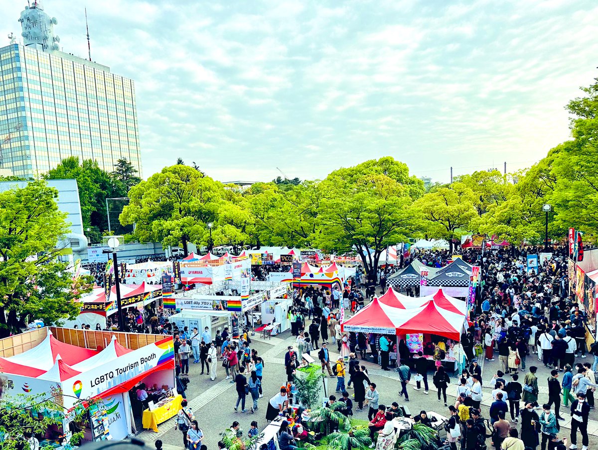 biancajyojyoen's tweet photo. 東京レインボープライドを歩道橋の上から眺める。私は少し離れた所から周りの声を聴いていることが多い。昔は「殺虫剤まいてやりたい」という言葉をうっかり拾い隣で傷ついたことがあった。今日横で見ていた２人は「LGBTだって」「なんか楽しそう、見に行ってみよう」と歩道橋をおりて行った
 #TRP2023 https://t.co/lWS2HqzDa8