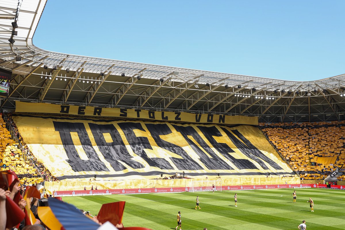Tausende sind glücklich, aber ein Dynamo-Fan ist traurig, weil sein neues Spielertrikot vor dem Eingang K-Block verloren ging. Ich weiß, was draufsteht. Bitte helft, dass wir es zurückgeben können. #sgd1953