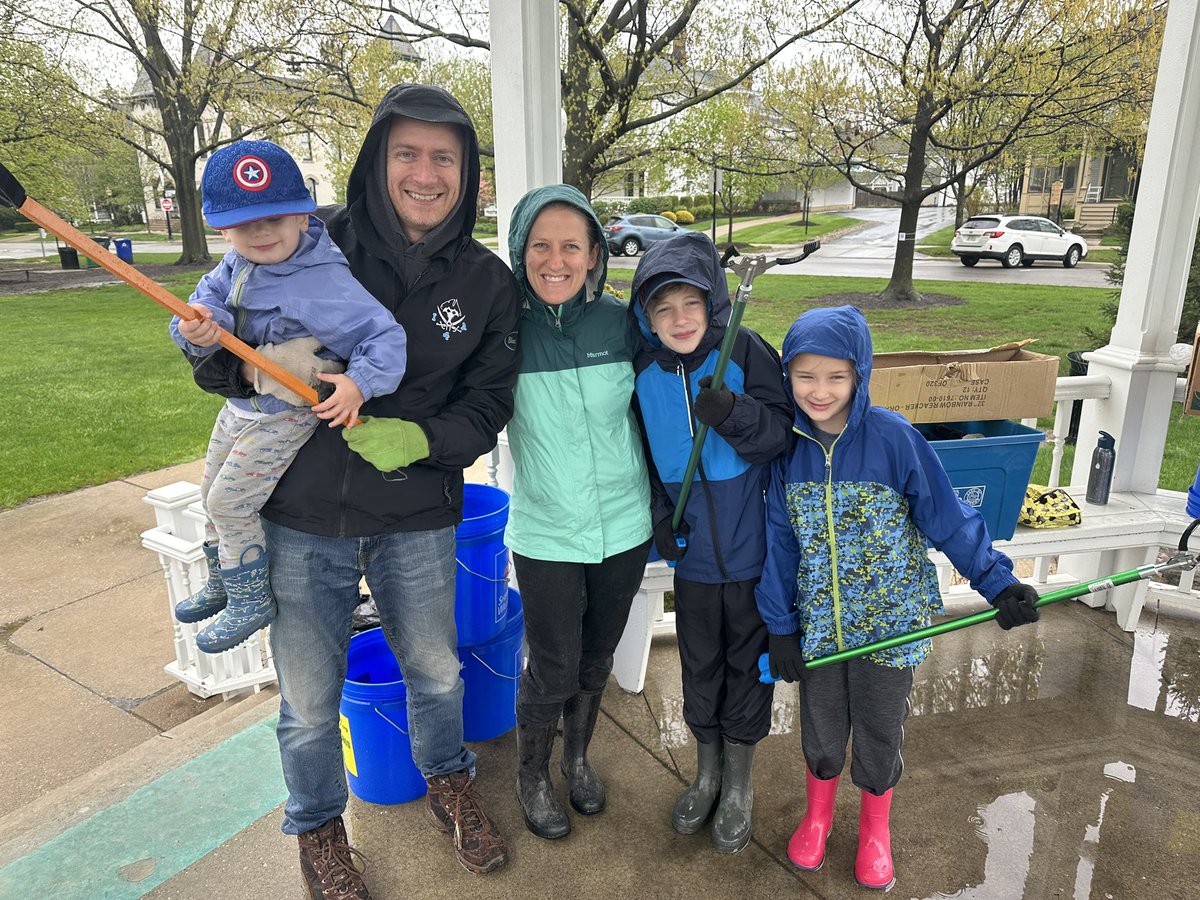 GoGreenGo_Org's tweet photo. It’s #EarthDay, and Mother Nature is teasing us today with some rain, but put on your boots a jacket and come join us! @CityofHudsonOH @RenewableHudson   #plog #PlasticPollution https://t.co/6v6WWZRLGM