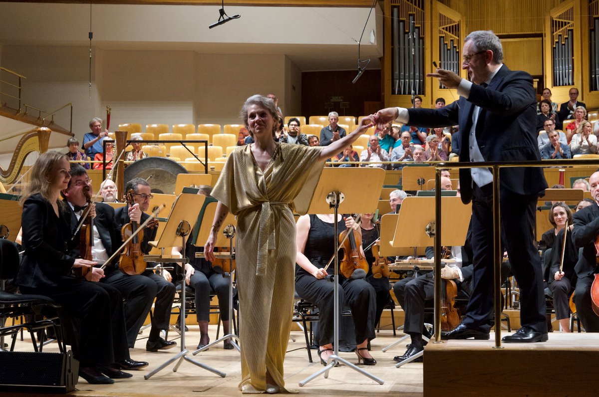 📸 La soprano Anne Sophie Duprels @duprels y la Orquesta Nacional de España interpretan las 'Cuatro últimas canciones' compuestas por Richard Strauss, a sus 84 años, a partir de poemas de Joseph von Eichendorff y Hermann Hesse.