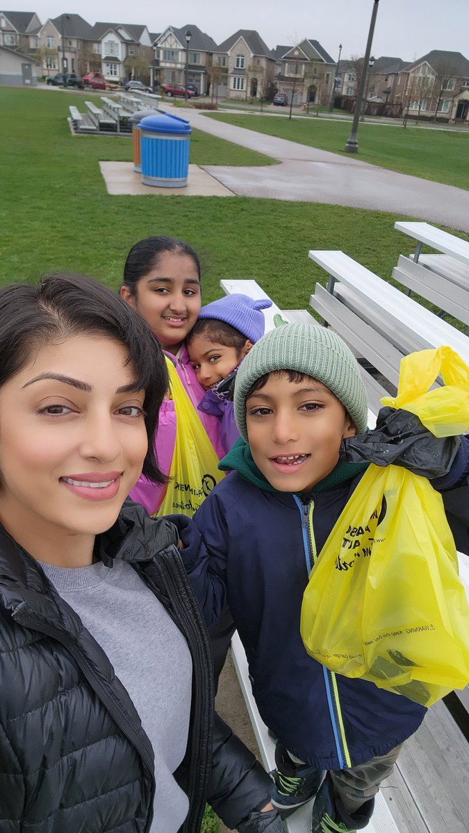 pavparmar7's tweet photo. Even a little rain couldn't stop us from doing our part for the planet 🌧️🌿 Thank you to the Oakville Peace Centre and coordinators for their fantastic organization and to all the volunteers who braved the weather! #EarthDay2023 #Oakville https://t.co/hzptpEDdyG