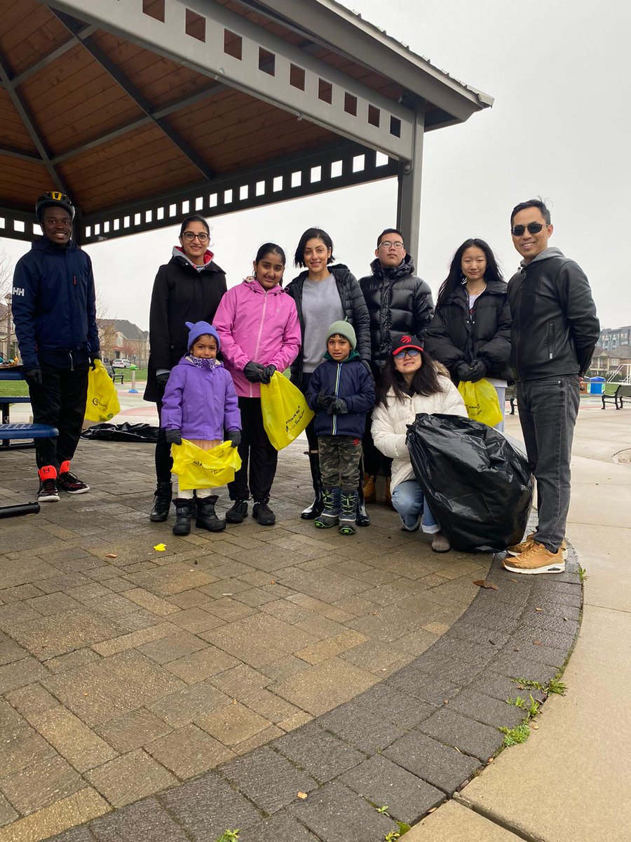pavparmar7's tweet photo. Even a little rain couldn't stop us from doing our part for the planet 🌧️🌿 Thank you to the Oakville Peace Centre and coordinators for their fantastic organization and to all the volunteers who braved the weather! #EarthDay2023 #Oakville https://t.co/hzptpEDdyG