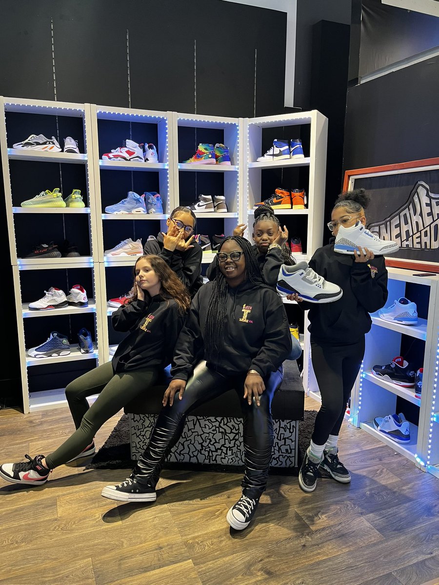 QueenIAM4's tweet photo. Had the opportunity to take a few of my girls to CLE Selfie Studio at Southpark Mall✨ 

So excited to reward my girls for being Queens in their schools , community and home .✨👑 https://t.co/FmeUyyGVuK