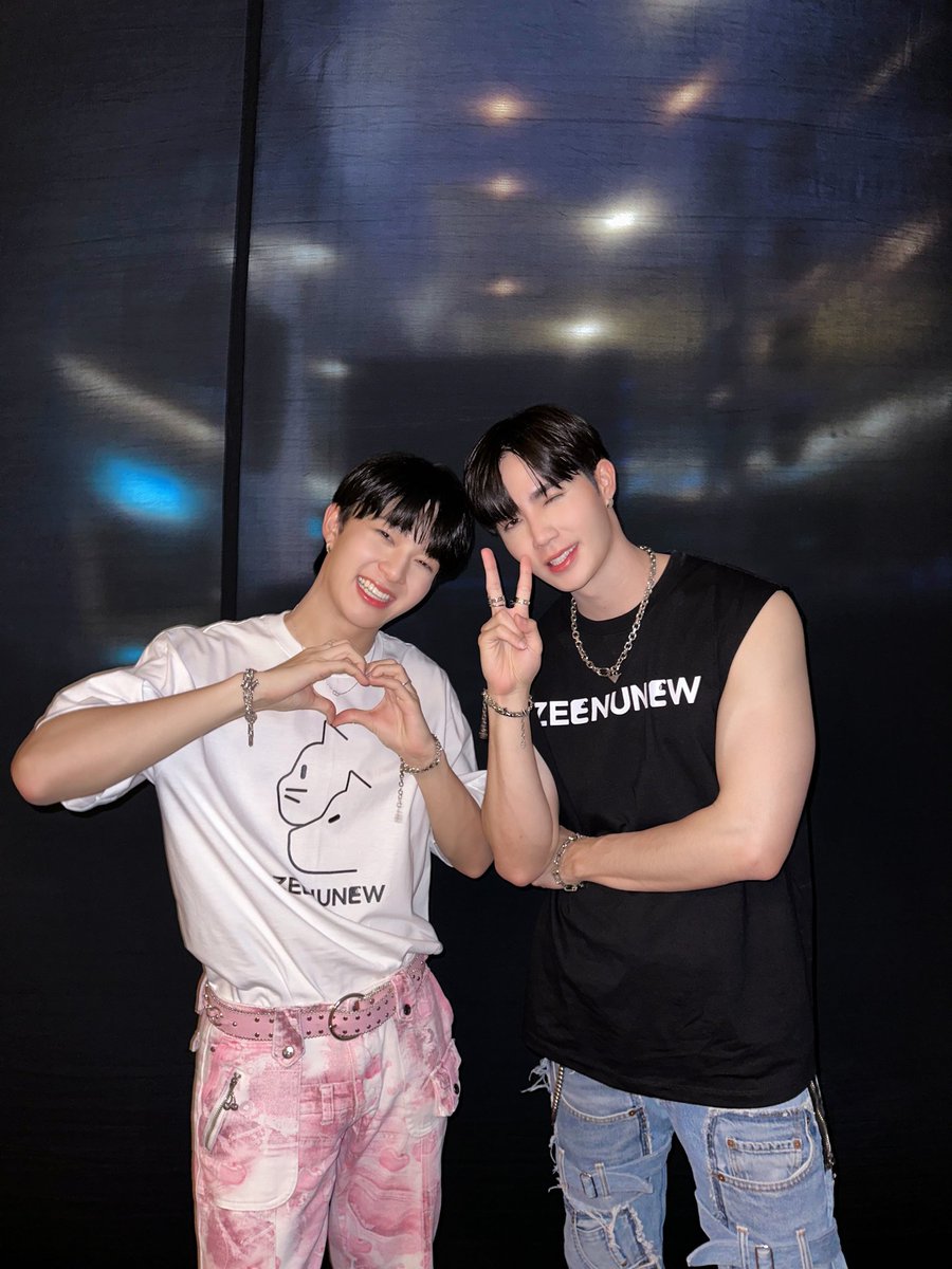 ZNNPhotobook's tweet photo. ขอบคุณทุกคนที่มาเจอกันในวันนี้นะครับ ขอบคุณที่มามอบความสุขและยิ้มให้กัน ขอบคุณที่สนับสนุน Photobook เล่มแรกของซีนุนิวด้วย ไว้มีโอกาสมาเจอกันอีกนะ เดินทางกลับบ้านปลอดภัย แล้วพบก��นใหม่ 💙🧡

#ZeeNuNew1stFansign
#ZeeNuNew1stPhotobook
#ZeeNuNew https://t.co/yOqxBw0MQg