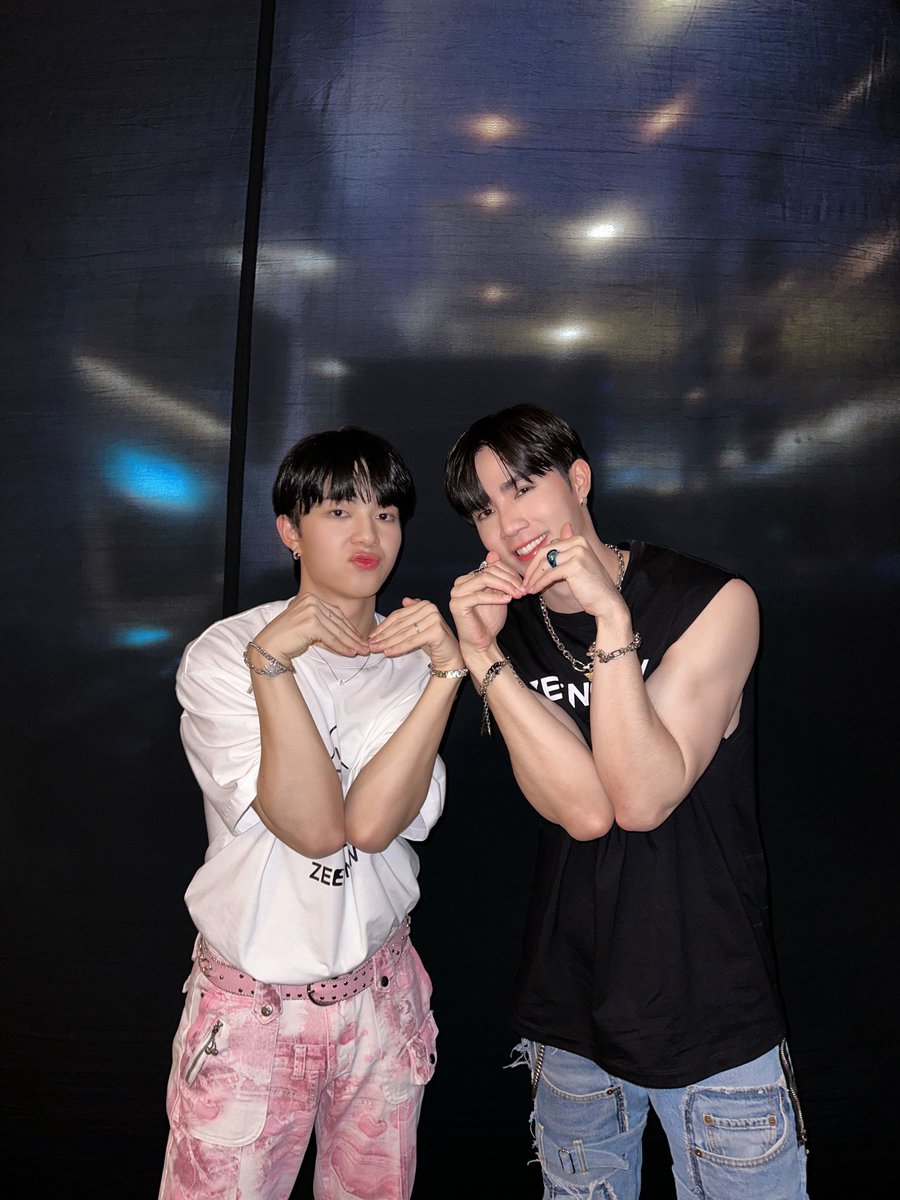 ZNNPhotobook's tweet photo. ขอบคุณทุกคนที่มาเจอกันในวันนี้นะครับ ขอบคุณที่มามอบความสุขและยิ้มให้กัน ขอบคุณที่สนับสนุน Photobook เล่มแรกของซีนุนิวด้วย ไว้มีโอกาสมาเจอกันอีกนะ เดินทางกลับบ้านปลอดภัย แล้วพบก��นใหม่ 💙🧡

#ZeeNuNew1stFansign
#ZeeNuNew1stPhotobook
#ZeeNuNew https://t.co/yOqxBw0MQg