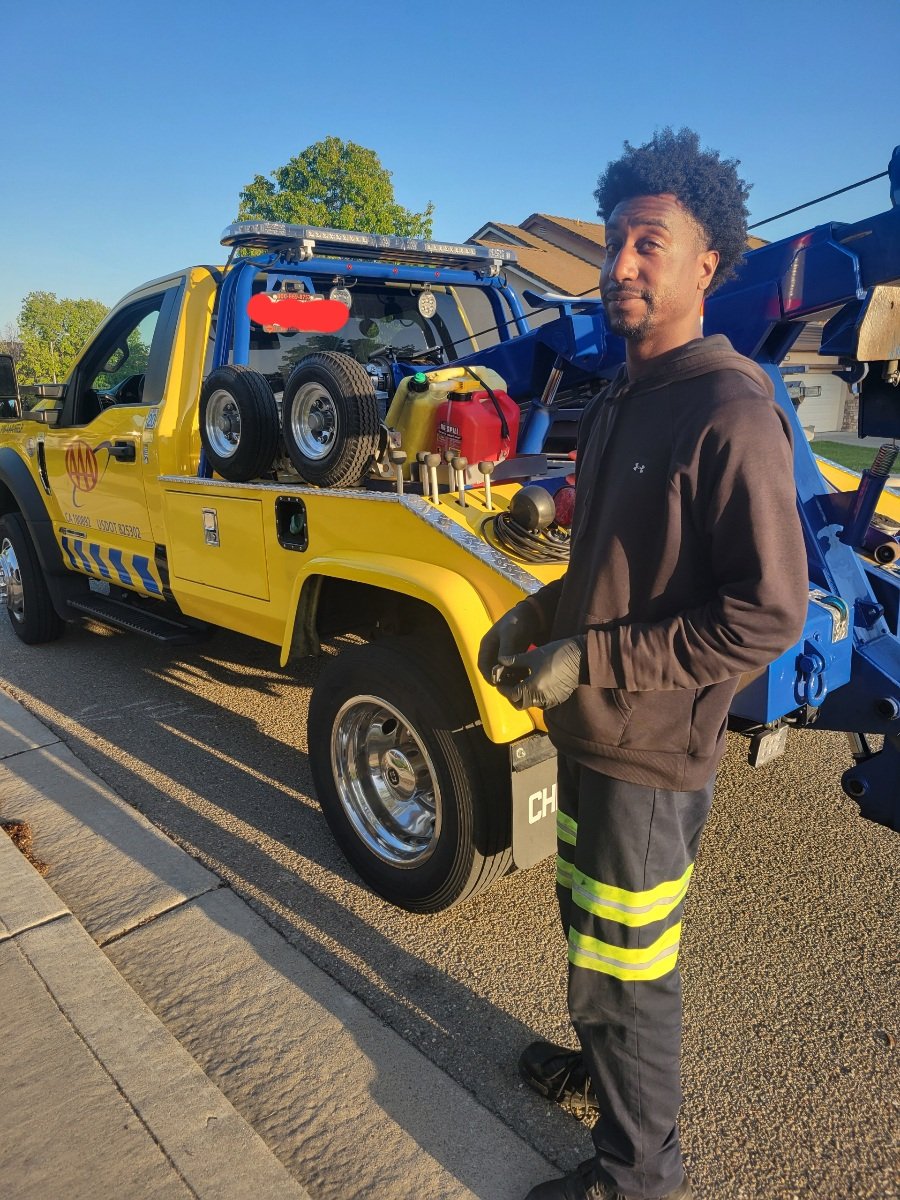 Hellaaaaa proud of my son hard at work. He's been working with me since he was in elementary school. Coming up on 30 years old in December and he's out on his own working two jobs. #toytrucks #towing #towtruckdriver #towtrucklife #towtruckservice