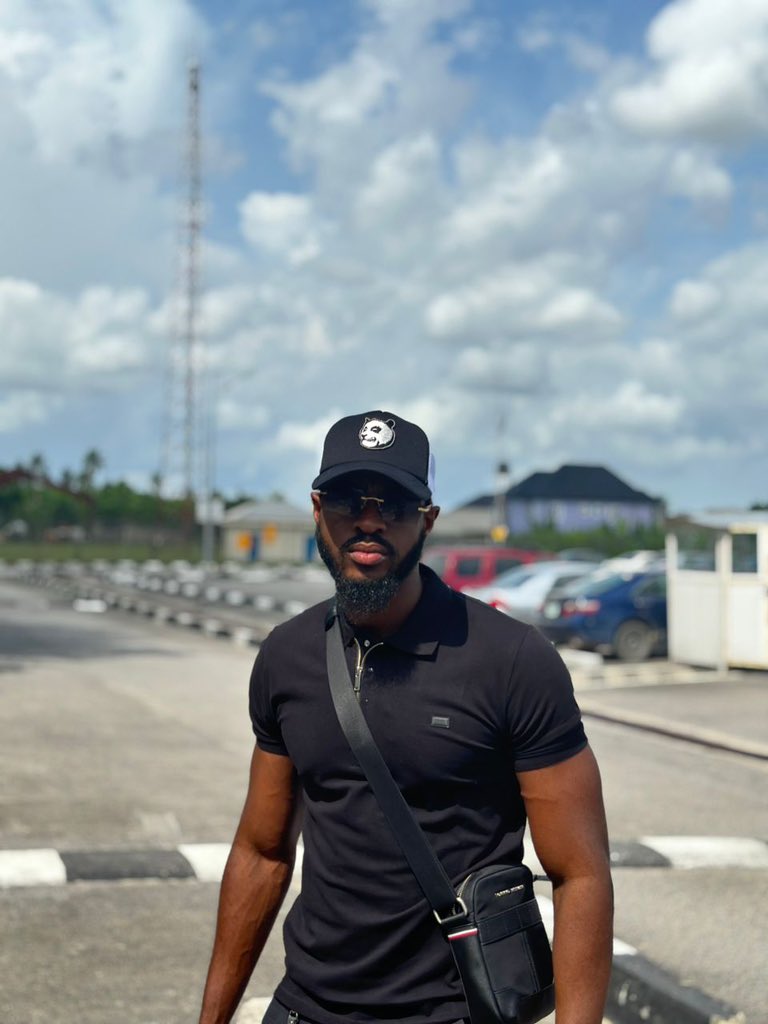 CregxForce's tweet photo. Ladies and gentlemen I present to you 
YEMI FREAKING CREGX on a hot Saturday afternoon 
@kingyemicregx 

THE YEMI CREGX EFFECT
WARRI TURNT UP FOR YEMI CREGX
#YemiCregxTheBrand 
#YemiCregx
#BBTitans https://t.co/ZgdHPgKMKK