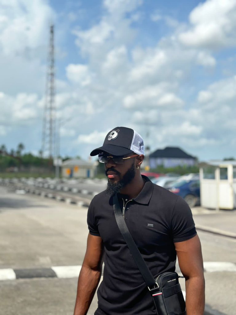 CregxForce's tweet photo. Ladies and gentlemen I present to you 
YEMI FREAKING CREGX on a hot Saturday afternoon 
@kingyemicregx 

THE YEMI CREGX EFFECT
WARRI TURNT UP FOR YEMI CREGX
#YemiCregxTheBrand 
#YemiCregx
#BBTitans https://t.co/ZgdHPgKMKK
