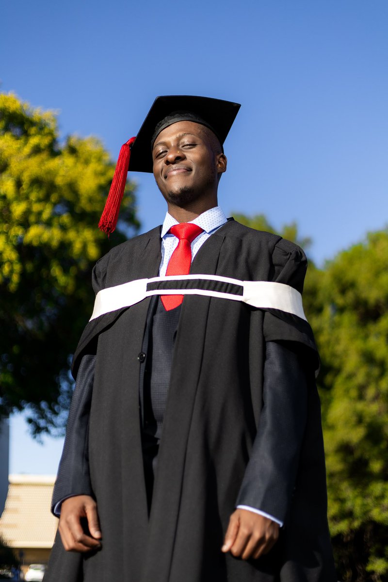 MokotjoBokang's tweet photo. ACCOUNTING GRADUATE. 👨🏾🎓❤️💫 #UFSAlumni #ufsgraduations2023 https://t.co/v5nl9cqkss