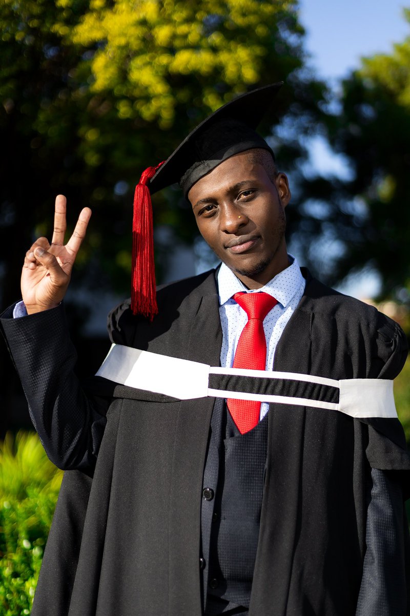 MokotjoBokang's tweet photo. ACCOUNTING GRADUATE. 👨🏾🎓❤️💫 #UFSAlumni #ufsgraduations2023 https://t.co/v5nl9cqkss