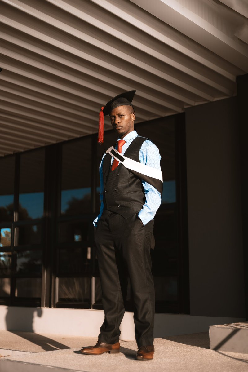MokotjoBokang's tweet photo. ACCOUNTING GRADUATE. 👨🏾🎓❤️💫 #UFSAlumni #ufsgraduations2023 https://t.co/v5nl9cqkss