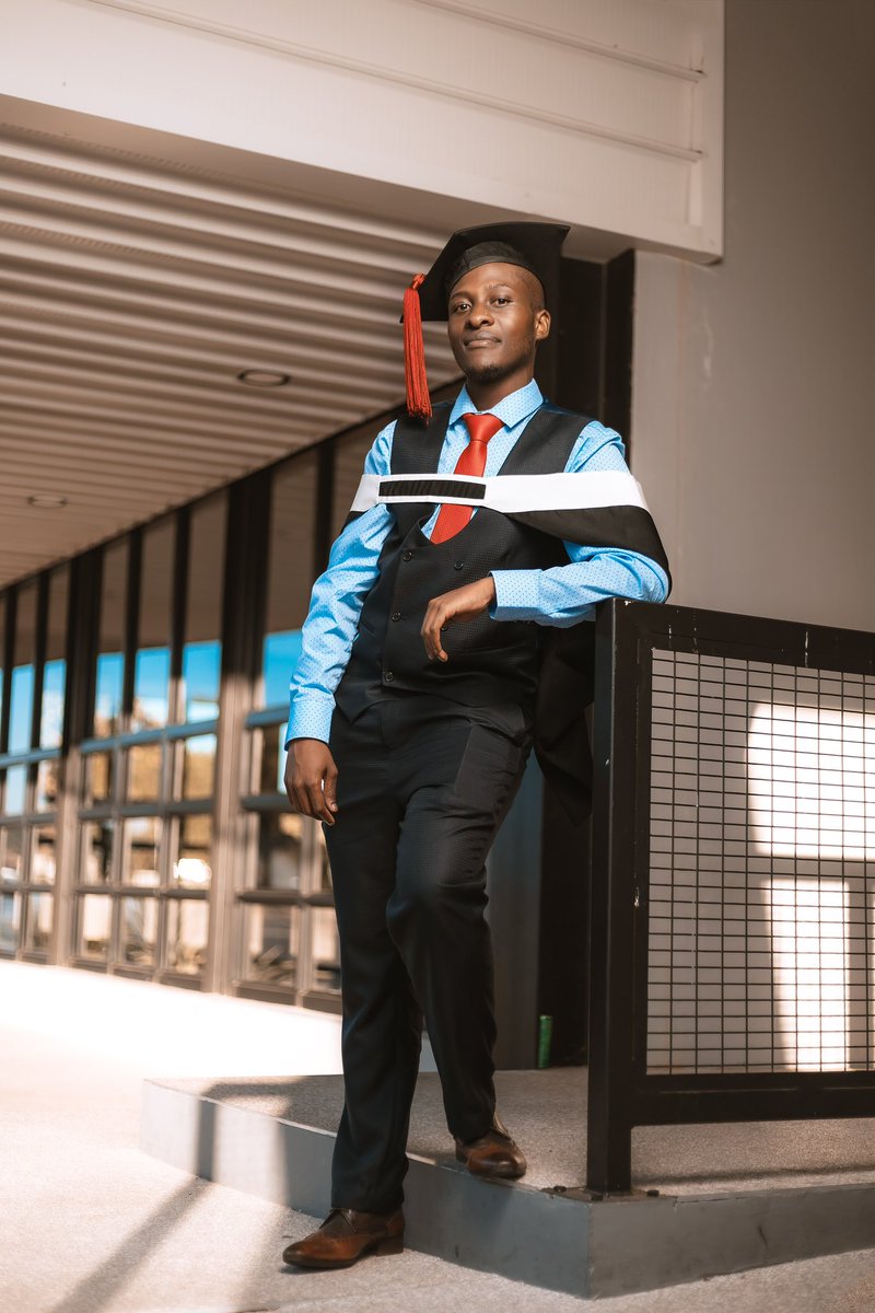 MokotjoBokang's tweet photo. ACCOUNTING GRADUATE. 👨🏾🎓❤️💫 #UFSAlumni #ufsgraduations2023 https://t.co/v5nl9cqkss