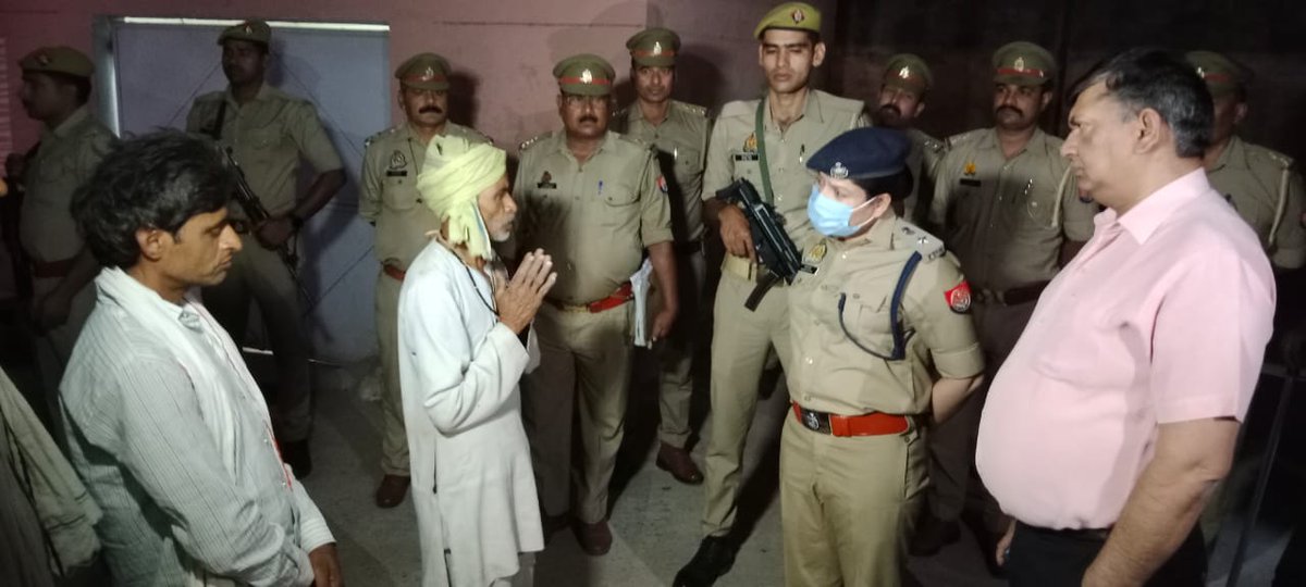 mahobapolice's tweet photo. थाना खन्ना क्षेत्र अंतर्गत ग्राम मवई खुर्द में हुयी ह्दय विदारक घटना की सूचना पर #DM_MBA @manojkrsinghias व #SP_MBA @IPSAparnaGupta द्वारा संयुक्त रुप से जिला अस्पताल पहुंचकर पीड़ित परिवार से वार्ता कर संवेदना व्यक्त की गयी तथा हर संभव मदद का आश्वासन दिया गया ।
#UPPolice https://t.co/MgWMng2gF7