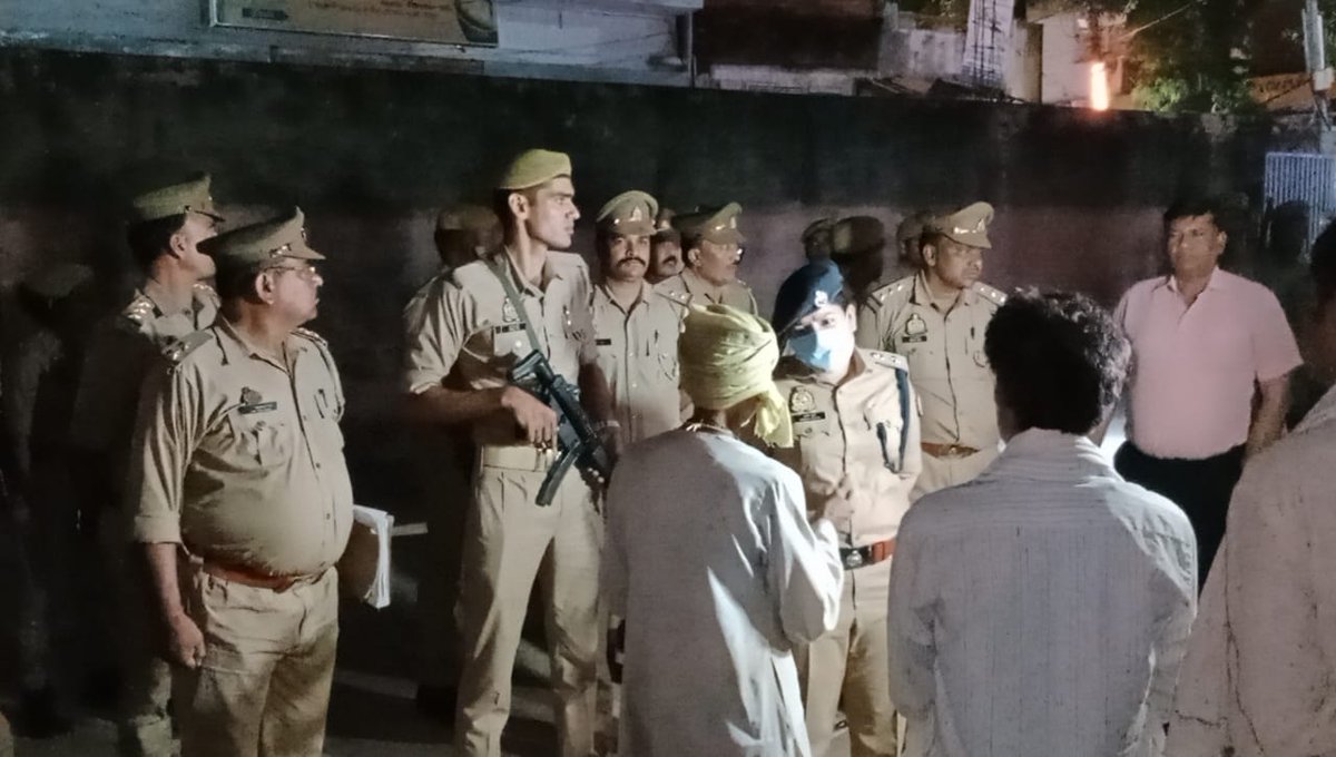 mahobapolice's tweet photo. थाना खन्ना क्षेत्र अंतर्गत ग्राम मवई खुर्द में हुयी ह्दय विदारक घटना की सूचना पर #DM_MBA @manojkrsinghias व #SP_MBA @IPSAparnaGupta द्वारा संयुक्त रुप से जिला अस्पताल पहुंचकर पीड़ित परिवार से वार्ता कर संवेदना व्यक्त की गयी तथा हर संभव मदद का आश्वासन दिया गया ।
#UPPolice https://t.co/MgWMng2gF7