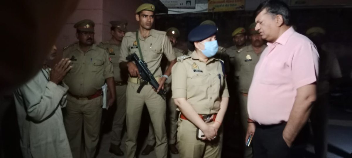 mahobapolice's tweet photo. थाना खन्ना क्षेत्र अंतर्गत ग्राम मवई खुर्द में हुयी ह्दय विदारक घटना की सूचना पर #DM_MBA @manojkrsinghias व #SP_MBA @IPSAparnaGupta द्वारा संयुक्त रुप से जिला अस्पताल पहुंचकर पीड़ित परिवार से वार्ता कर संवेदना व्यक्त की गयी तथा हर संभव मदद का आश्वासन दिया गया ।
#UPPolice https://t.co/MgWMng2gF7