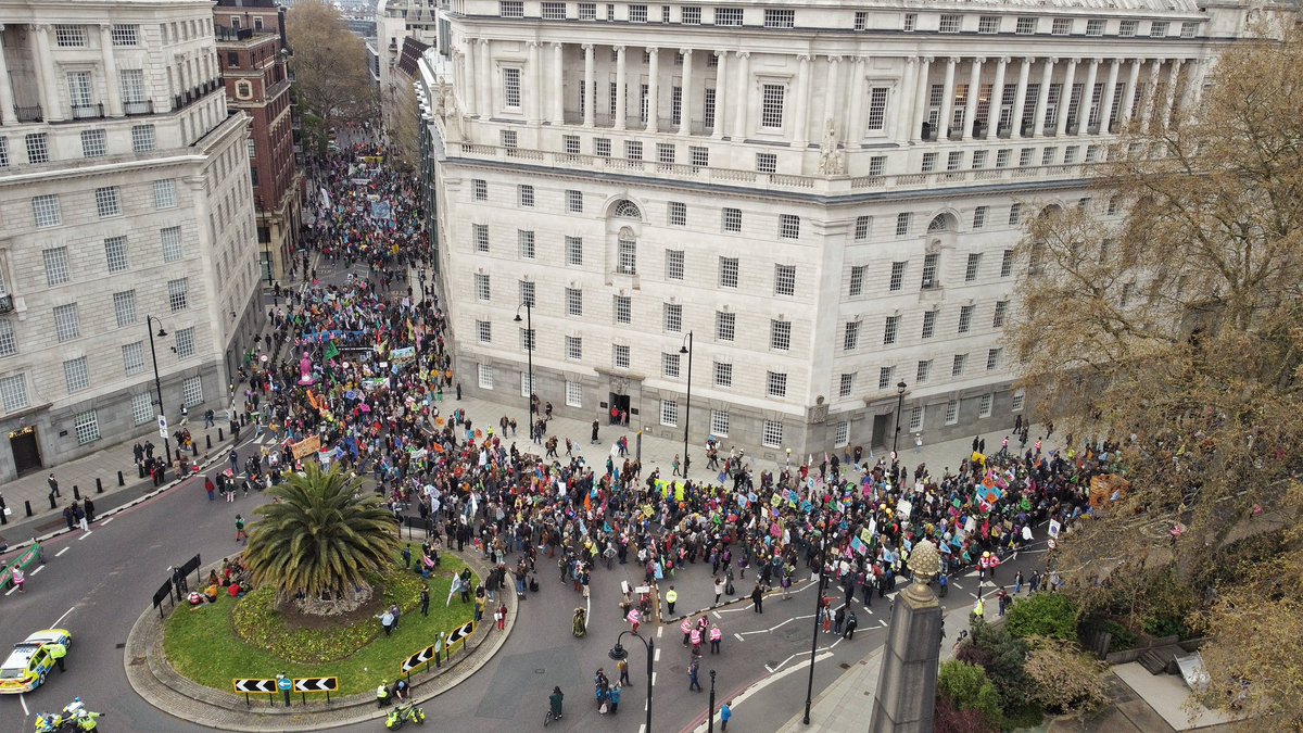 XRebellionUK's tweet image. #TheBigOne is BIG! 60,000 people just marched for biodiversity. 60,000 people are doing the work this #EarthDay, demanding change and uniting to survive 💚
