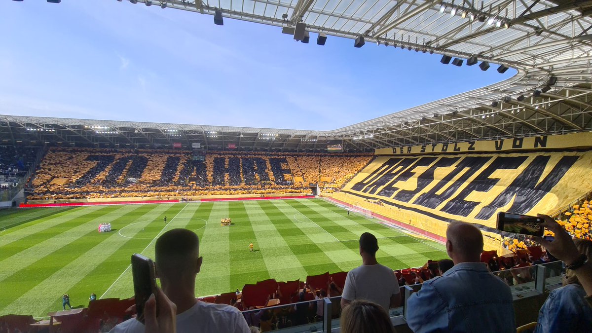 FreitalonTour's tweet photo. SGD vs WALDHOF MANNHEIM 2:1
Z: 29210
Liga3
Was ein Fight..3 Punkte abgefasst...was für Choreos..Kutsche Fußballgott #sgd1953 #ftlot #ultrasdynamo #eastsidedresden #jokersradeberg #liga3 #siebzig #rhs #sgdsvw #mannheim https://t.co/RXRR8xkeNc