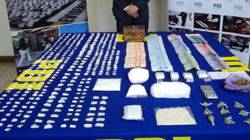 Equipo #MT0 de #SanRamón detuvo a 5 integrantes de un clan familiar dedicado al microtráfico es esa comuna. Durante el procedimiento se incautaron más de $10 millones en Clorhidrato de Cocaína, Cannabis Sativa y Cocaína Base, además de otras evidencias.