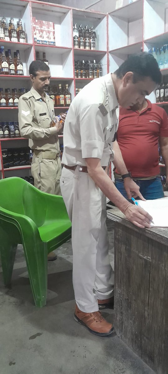 FirozabadExcise's tweet photo. Firozabad
-----------------
आज 22/4/ 23 को नगरीय निकाय चुनाव और अवैध शराब के विरुद्ध चलाए जा रहे विशेष अभियान के अंतर्गत फिरोजाबाद में आबकारी निरीक्षकों की टीमों द्वारा सिरसागंज जसराना में दुकानों तथा टूंडला टोल पर संदिग्ध वाहनों की चेकिंग की गई।#dm_firozabad,#uppolice,#upexcise https://t.co/ixzmGVA3gJ