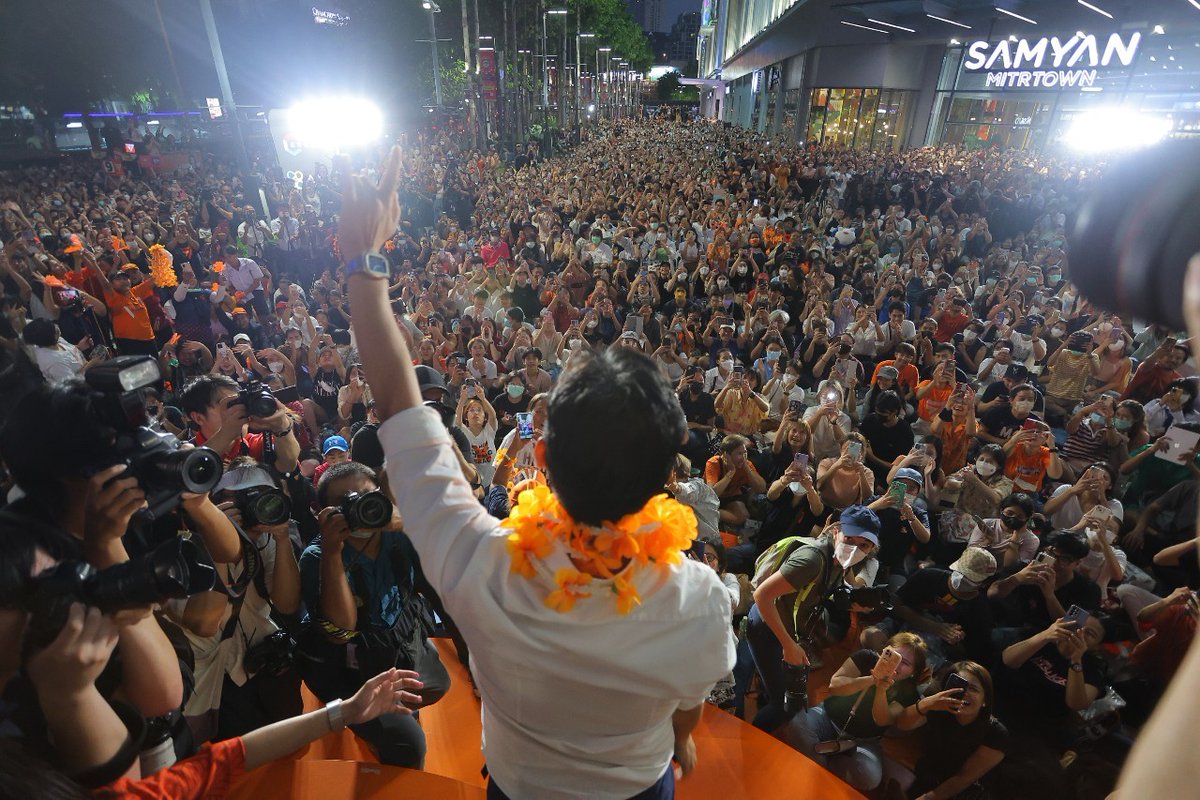 sirotek's tweet photo. ก้าวไกลปิดเวทีปราศรัยยิ่งใหญ่ คนล้นถึงพระราม 4 จุดทะเลแฟลชซึ้ง “พิธา” ตื้นตันกระแสพุ่งอย่างไม่เคยเป็น ชวนคนที่ยังไม่ตัดสินใจ ร่วม “9เปลี่ยน” ย้ำก้าวไกลคือความเปลี่ยนแปลงที่ไว้ใจได้ ตรงไปตรงมา “มีลุงไม่มีเรา-มีเราไม่มีลุง” รวมพล12พ.ค.สนามกีฬาไทย-ญี่ปุ่นดินแดง #เลือกตั้ง66 #ก้าวไกล https://t.co/WQworfVDyn