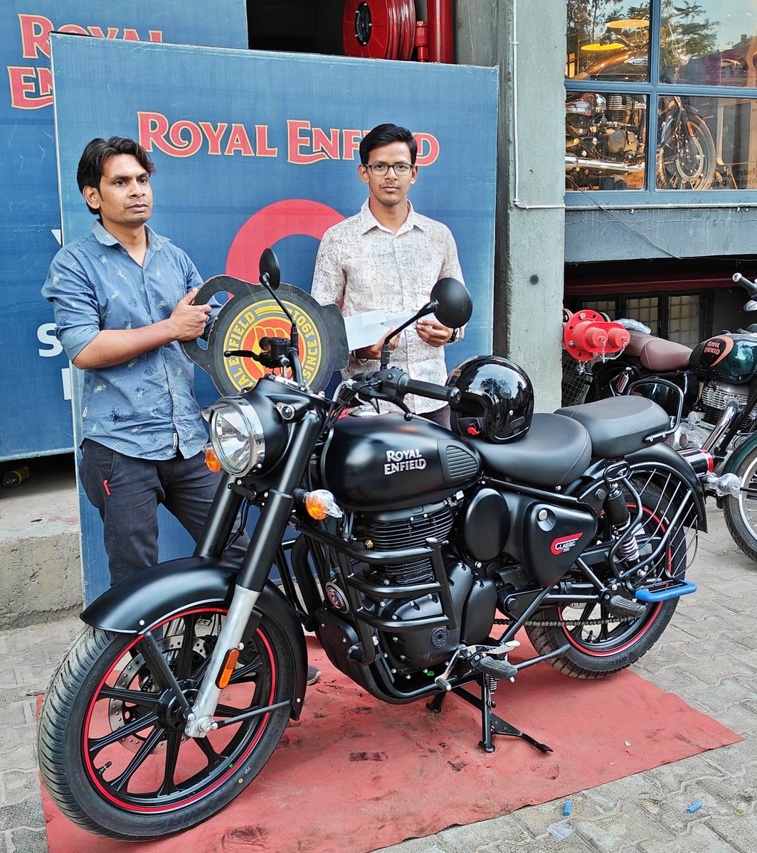 AmanDeval15's tweet photo. New Member🏍️😍     #royalEnfiel #bullet https://t.co/Mt35SkFlO2