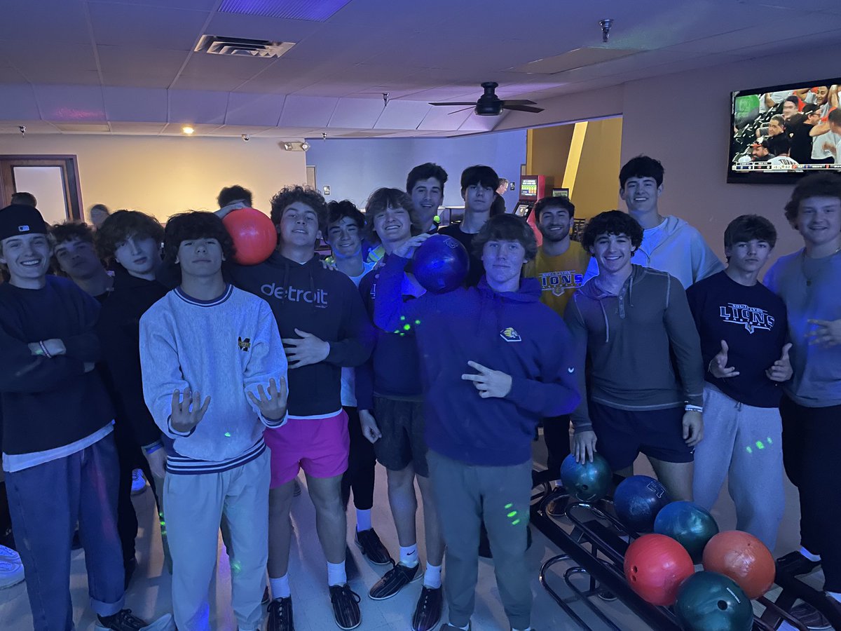 slyonbaseball's tweet photo. Great night of π³ and bonding for the program. We throw strikes on and off the field. Thank you to everyone at @PinzSouthLyon
#byebyebeard https://t.co/0KqdJWmDQB