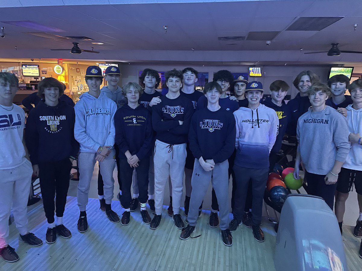 slyonbaseball's tweet photo. Great night of π³ and bonding for the program. We throw strikes on and off the field. Thank you to everyone at @PinzSouthLyon
#byebyebeard https://t.co/0KqdJWmDQB