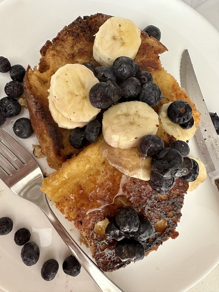 PedroLambertini's tweet photo. Tostada francesa de pan casero con banana, arándanos y miel. 🍞🥚🧈🍯🍌🫐 https://t.co/qnBqwt9YxX