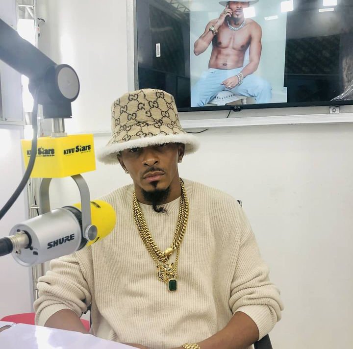 MulunguC's tweet photo. #Robinio_mundibu dans l'émission zonart de Calvin mulungu sur @StarsKivu FM https://t.co/RaA15BDwtf